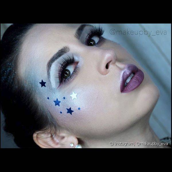 Para criar a maquiagem de Carnaval com estrelas, também vale combinar a cor da sombra (Foto: Instagram @makeupby_eva)